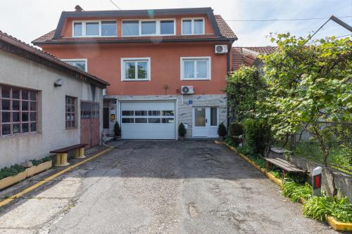 Apartments with parking space Zagreb - 22812