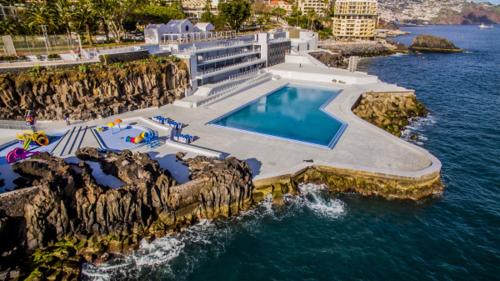 Stylish apartment with balcony and amazing views over Funchal and the sea