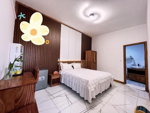 自由鎮的住宿－Grand Leone Hotel，一间卧室配有一张大床和镜子