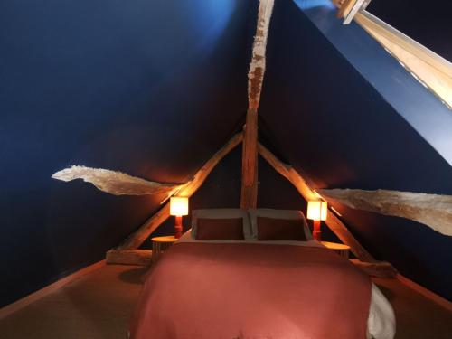 Postel nebo postele na pokoji v ubytování Gîte de charme avec terrasse, proche circuit 24H et zoo de la Flèche, idéal pour 4 pers. - FR-1-410-438