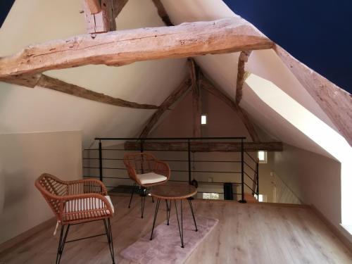 - deux chaises et une table dans le grenier dans l'établissement Gîte de charme avec terrasse, proche circuit 24H et zoo de la Flèche, idéal pour 4 pers. - FR-1-410-438, à Mayet