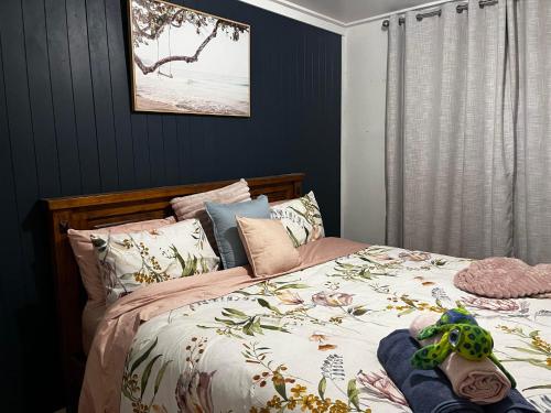 een slaapkamer met een bed met een bloemenbed bij Meanttobe in Agnes Water