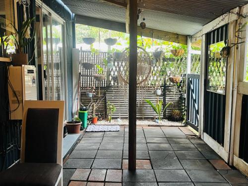 een omheinde patio met planten en een hek bij Meanttobe in Agnes Water