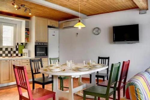 una sala da pranzo con tavolo e sedie bianchi di Seaside holiday house Veli Rat, Dugi otok - 22718 a Sali (Sale)