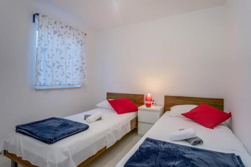 Apartments with a parking space Losinj, Losinj - 22952