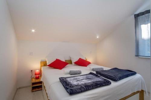 Apartments with a parking space Losinj, Losinj - 22952