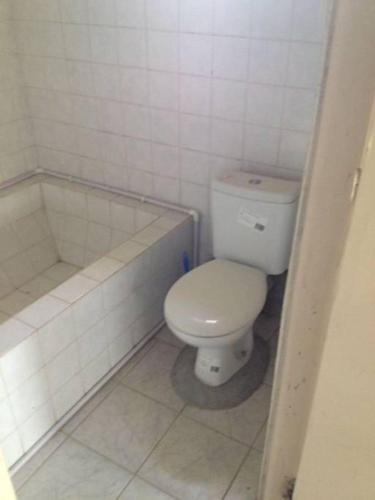 Un baño de Comfortable Beach View Home