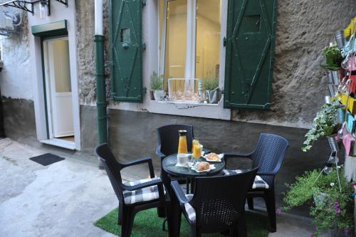 Apartments with WiFi Rijeka - 23138