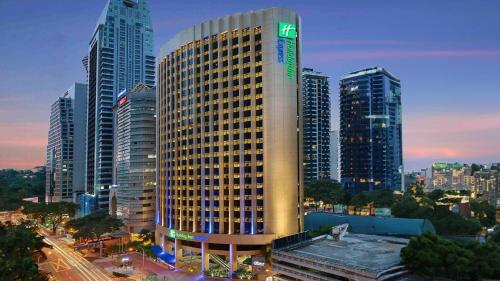 un gran edificio en una ciudad con edificios altos en Holiday Inn Express Kuala Lumpur City Centre, an IHG Hotel, en Kuala Lumpur