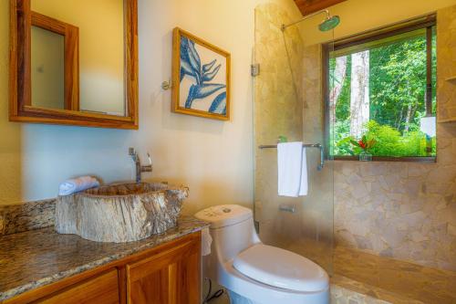 Ένα μπάνιο στο Casa Frenchie with Private Guesthouse - by Pura Villas
