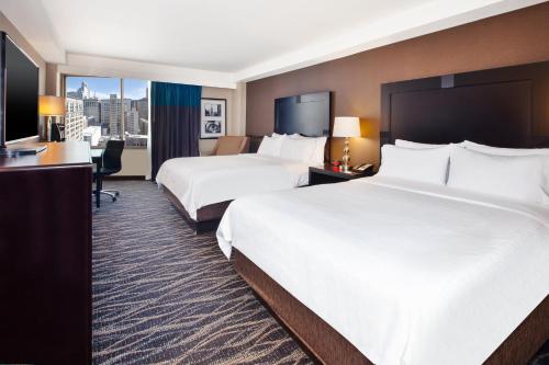 een hotelkamer met 2 bedden en een bureau bij Holiday Inn Express Philadelphia-Midtown, an IHG Hotel in Philadelphia