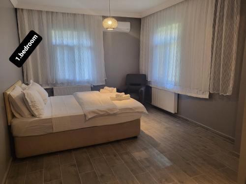 una camera con un letto e due finestre di VILLA GARDEN sapanca a Sakarya