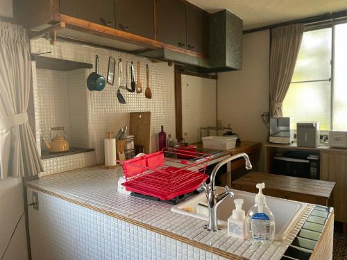 北アルプス麓のゲストハウス林屋にあるキッチンまたは簡易キッチン