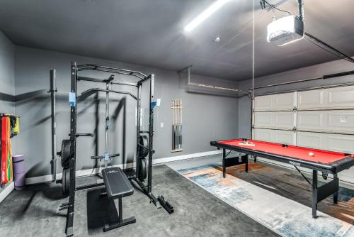 Fitness centrum a/nebo fitness zařízení v ubytování 4 bed Grand Prairie Luxury House, Prime Location!
