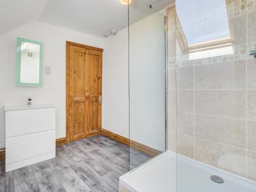 baño con ducha y puerta de cristal en Total Retreat en Isle of Sheppey