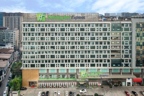 un grand bâtiment avec un panneau en haut dans l'établissement Holiday Inn Express Chengdu Wuhou, an IHG Hotel, à Chengdu
