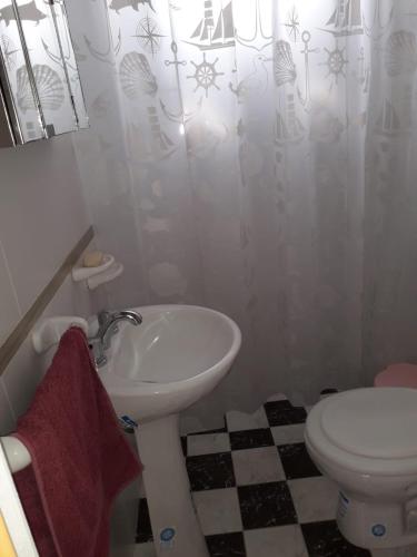 uma casa de banho com um lavatório e um WC em Kasik sacat em Sebastián Elcano