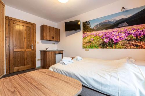 um quarto com duas camas e um quadro na parede em Willa Baja 2 em Zakopane