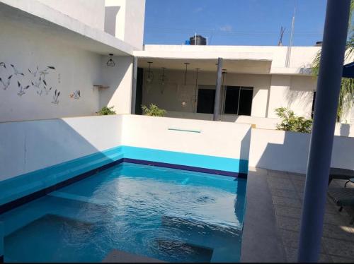 una piscina frente a una casa en Ixaya, en Puerto Vallarta