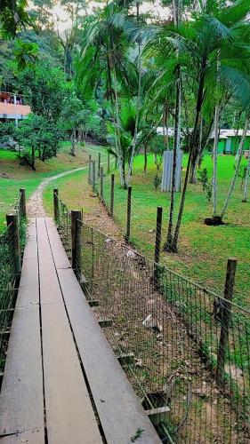 Taman di luar Parati Pousada kadoshi