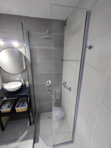 a bathroom with a shower and a sink and a toilet at Emilio es un precioso departamento quinta sección Mendoza in Villa Marini