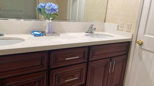 ein Badezimmer mit zwei Waschbecken und einem Spiegel in der Unterkunft Westminster Zen Home in Westminster