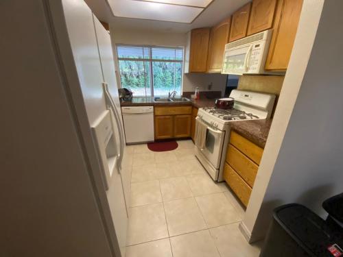 eine Küche mit einem weißen Kühlschrank und einem Herd in der Unterkunft Westminster Zen Home in Westminster