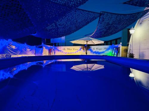Бассейн в Bungalow avec piscine или поблизости