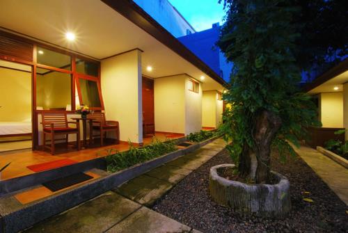 Jardin de l'établissement Yulia Beach Inn Kuta