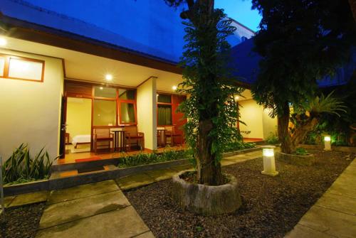 Jardin de l'établissement Yulia Beach Inn Kuta