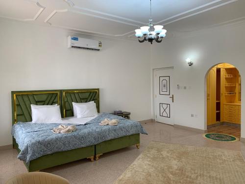 Arabian Nights Nook في مسقط: غرفة نوم بسرير كبير عليها مناشف