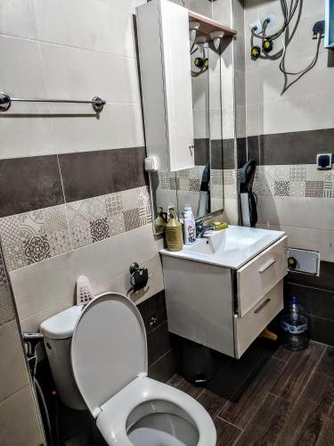 Baño pequeño con aseo y lavamanos en Appartement luxe et confortable à côté de aswak, en Oujda