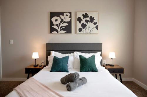 a bedroom with a large white bed with two lamps at Cozy 2B Apartment with great Amenities in the Heart of Cedar Park in Cedar Park