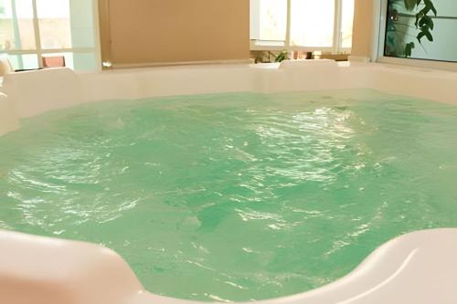 bañera grande de agua verde en FLAT MANDAI CABO FRIO en Cabo Frío