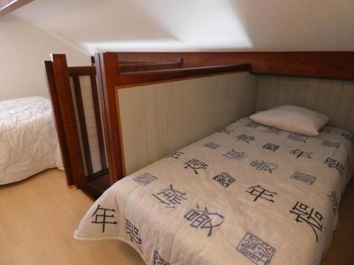 une chambre avec un lit avec une couette blanche dans l'établissement Maison de Vacances avec Piscine, Plage à 1 km, Wifi, 5 pers – Notre-Dame-de-Monts - FR-1-540-289, à Notre-Dame-de-Monts