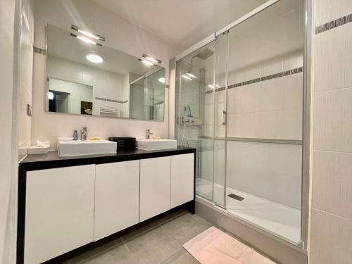 une salle de bain avec deux lavabos et une douche dans l'établissement Appartement climatisé 3 pièces avec garage à 300m de la plage et des commerces à Sète - FR-1-338-576, à Sète