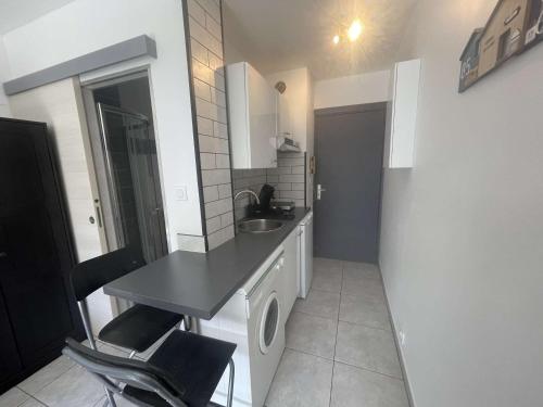 une petite cuisine avec un évier et un comptoir dans l'établissement Studio cosy avec loggia, proche plage - LA FAVIERE, Bormes - FR-1-308-196, à Bormes-les-Mimosas