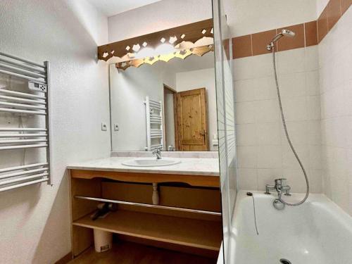 une salle de bain avec un lavabo et un miroir dans l'établissement Studio 2* avec Terrasse, Piscines, Sauna, Parking et Animaux Admis - FR-1-629-139, à Samoëns