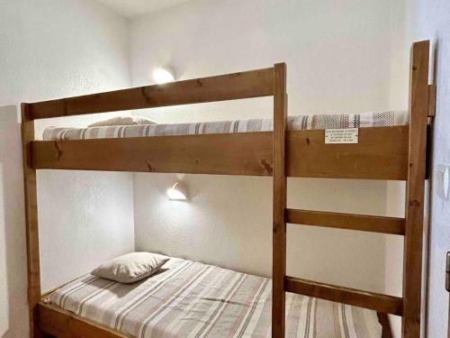 Ce lit superposé se trouve dans une petite chambre dotée de lits superposés. dans l'établissement Studio 2* avec Terrasse, Piscines, Sauna, Parking et Animaux Admis - FR-1-629-139, à Samoëns