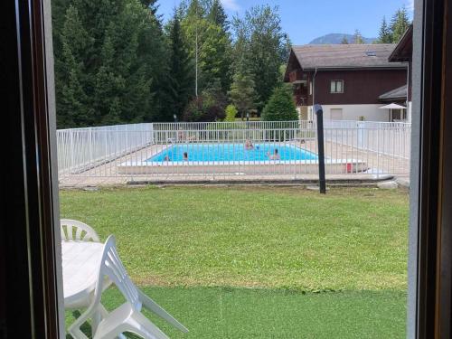 Elle offre une vue sur la piscine depuis sa fenêtre. dans l'établissement Studio 2* avec Terrasse, Piscines, Sauna, Parking et Animaux Admis - FR-1-629-139, à Samoëns