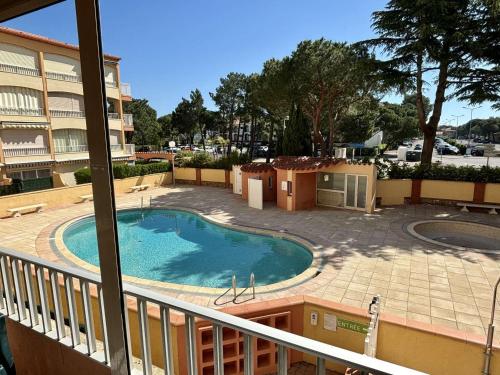 d'un balcon avec vue sur la piscine. dans l'établissement Studio cabine avec piscine, à 400m de la plage, Argelès-sur-Mer, 4 couchages - FR-1-225-816, à Argelès-sur-Mer