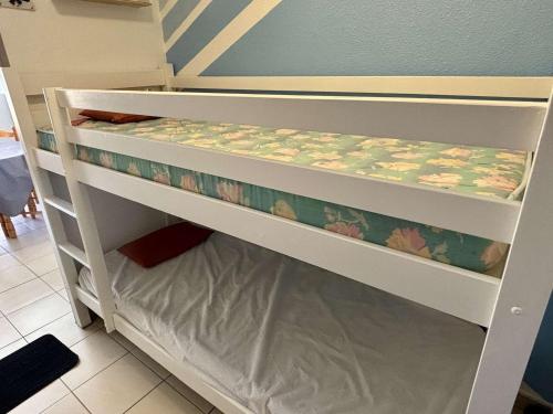 un lit superposé blanc avec un matelas dans une chambre dans l'établissement Studio cabine avec piscine, à 400m de la plage, Argelès-sur-Mer, 4 couchages - FR-1-225-816, à Argelès-sur-Mer