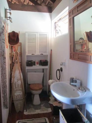 a small bathroom with a toilet and a sink at TahitiSylvie Home in Aua