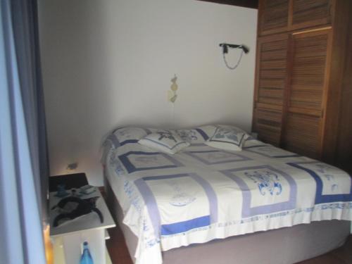 a bedroom with a bed and a table with a night stand at TahitiSylvie Home in Aua