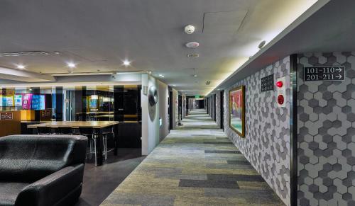 a long hallway with a bar and a table at 安庭台北商旅 in Taipei