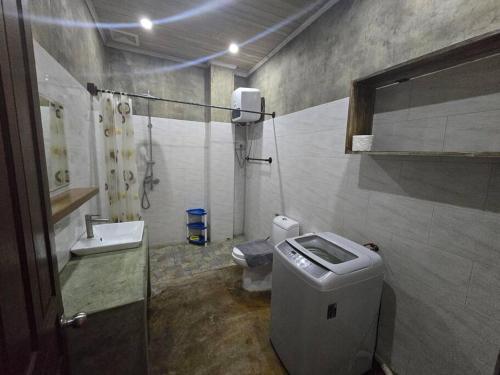 a bathroom with a toilet and a sink at #5 Appartement meublé + piscine. in Luang Prabang