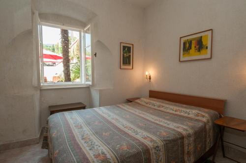 a bedroom with a bed and a window at Apartment Villa Minach in Volosko