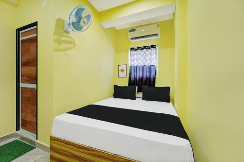 Giường trong phòng chung tại OYO Flagship RADHA RANI HOTEL