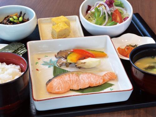 a tray with a plate of food with sushi and other foods at Hotel New Gaea Omuta Garden in Ōmuta
