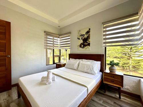- une chambre avec 2 lits et une fenêtre dans l'établissement Bella Homes 6BR 4Bath near Rotunda, à Tagaytay